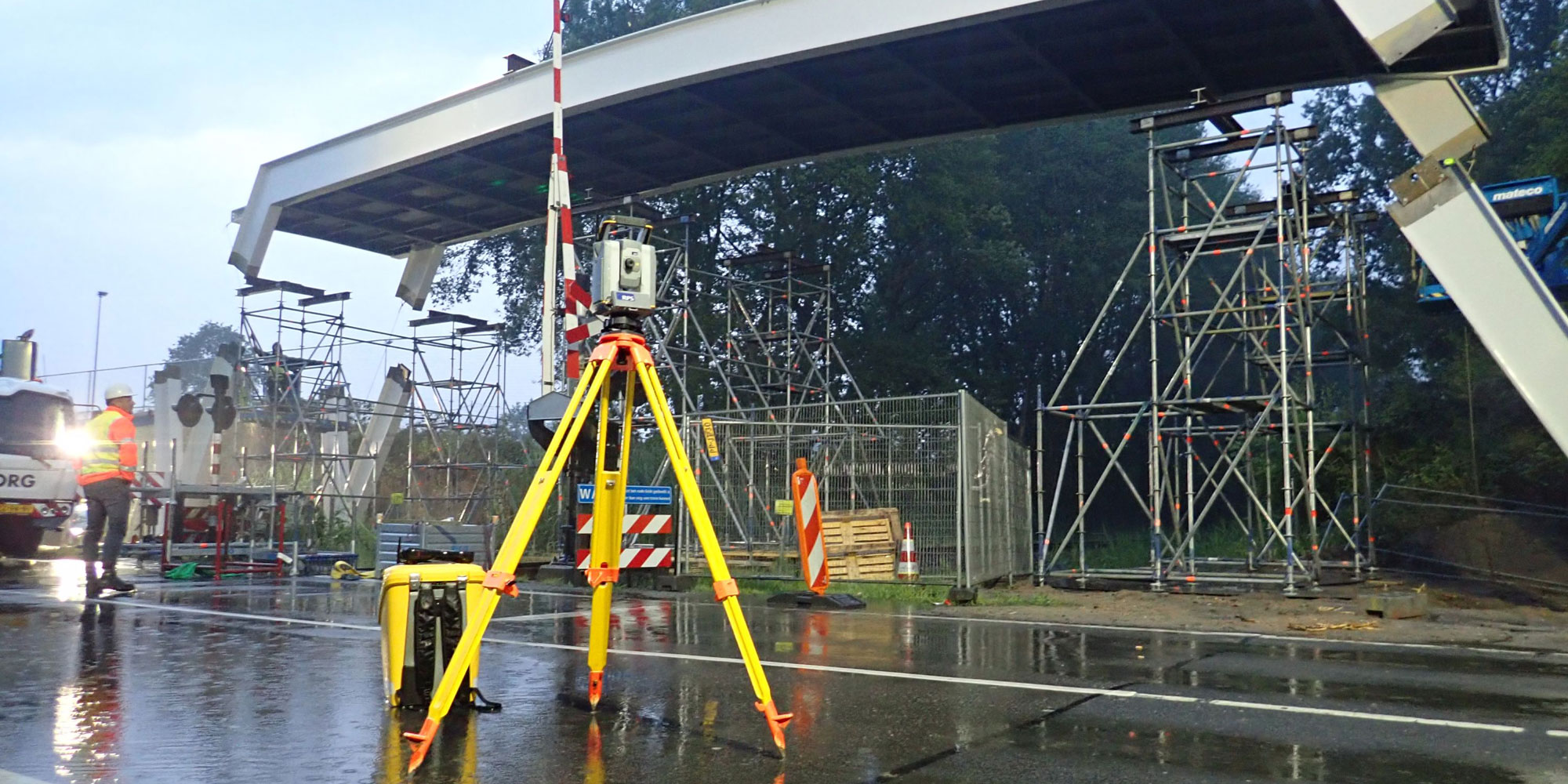 Millimeterwerk: fietsbrug over Euroregioweg in Enschede hangt
