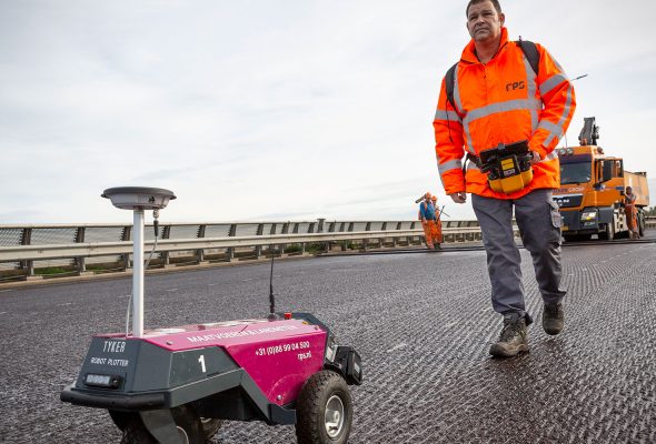 RPS-artikel-robot-plotter-uitzetten-stuurlijnen-wegmarkeringen-a15