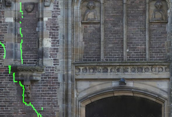 Dit is een beeld van het metselwerk aan de zuidzijde van de Sint Jan. Van de hele gevel en detailopname. Je ziet op het beeld verschillende scheuren lopen.